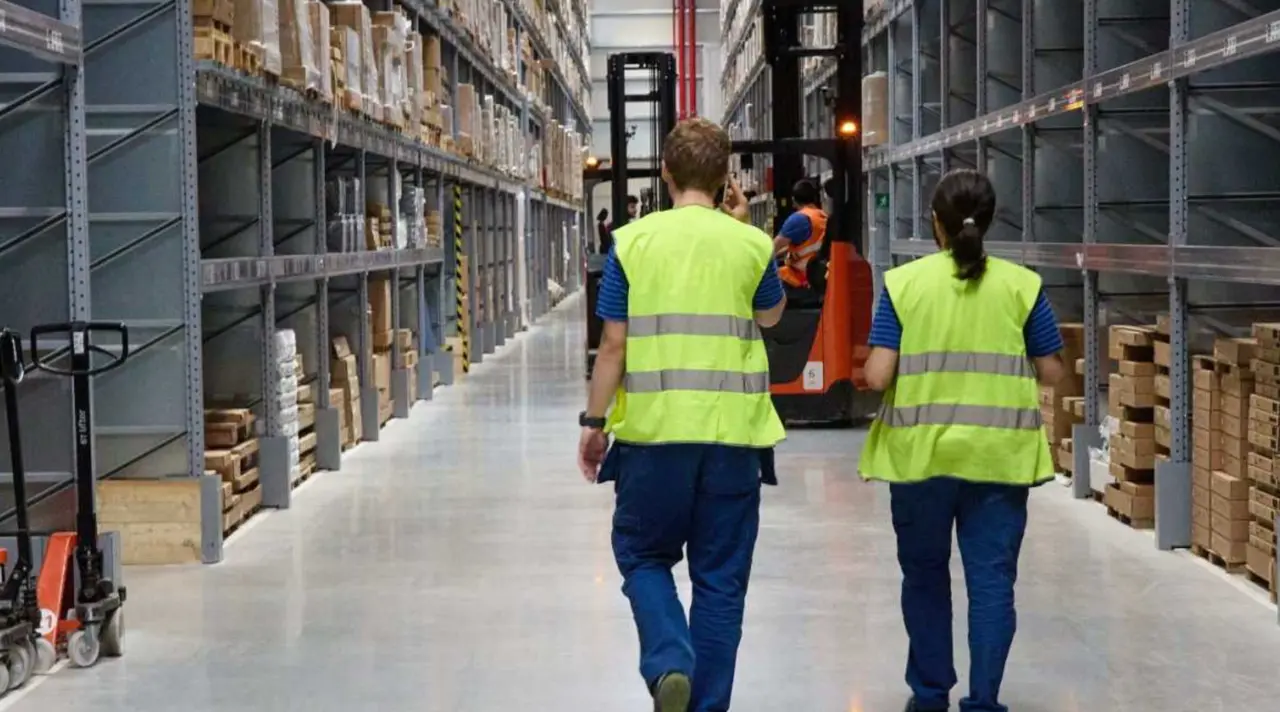  Dos trabajadores en un centro log&iacute;stico en Madrid. JES&Uacute;S HELL&Iacute;N / EUROPA PRESS 