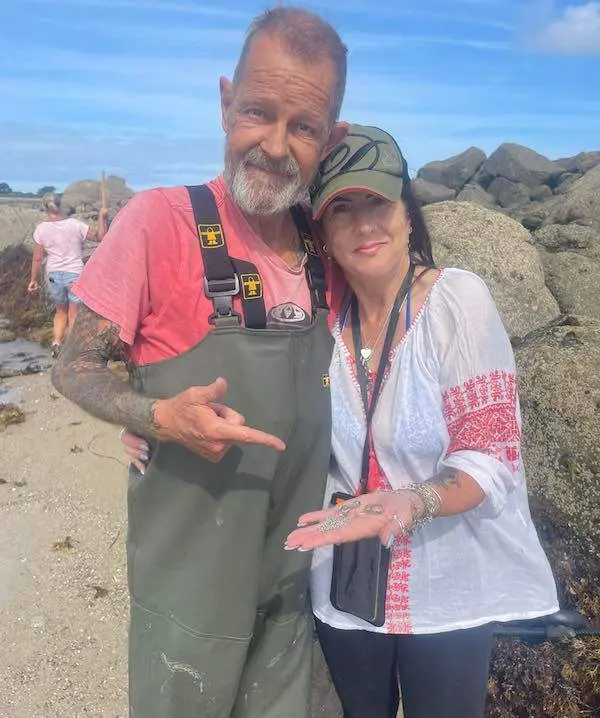  Tessa Le Gallez con el detector de metales Matthew Kneebone 