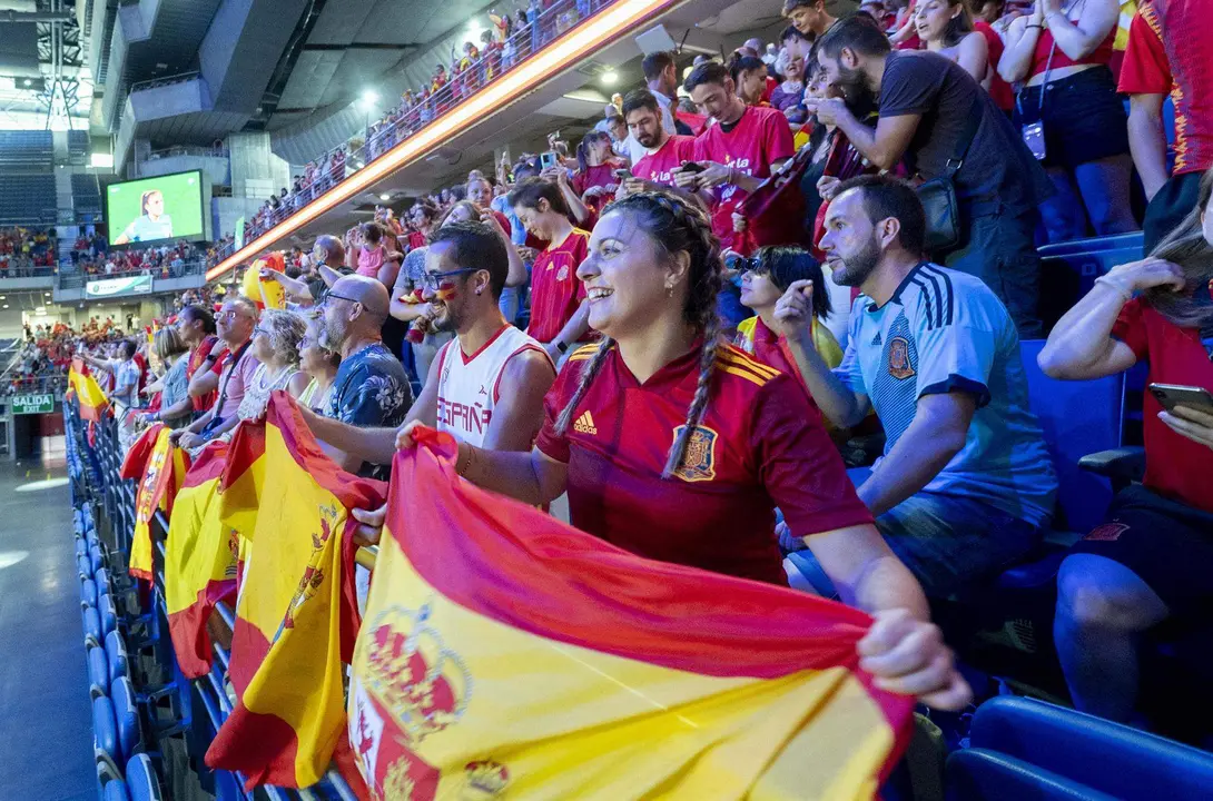  Cientos de aficionados celebran la victoria de la Selecci&oacute;n espa&ntilde;ola de F&uacute;tbol Femenino en la final del Mundial Femenino de F&uacute;tbol, en el WiZink Center de Madrid 