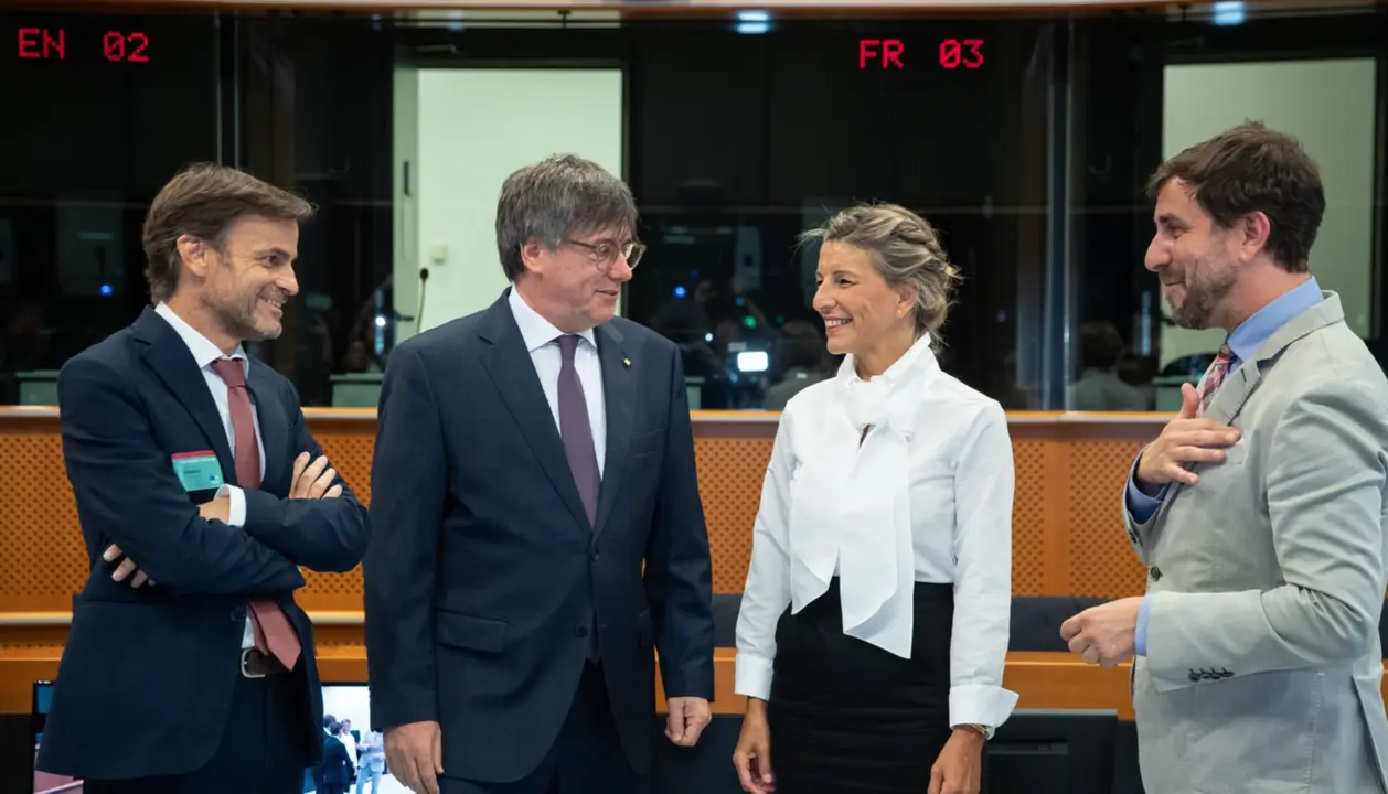  La vicepresidenta segunda del Gobierno y ministra de Trabajo en funciones, Yolanda D&iacute;az (2d), el l&iacute;der de Junts y eurodiputado, Carles Puigdemont (2i), el dirigente de En Com&uacute; Podem, Jaume Asens (1i) y el eurodiputado Antoni Com&iacute;n (1d) durante un encuentr - SUMAR 