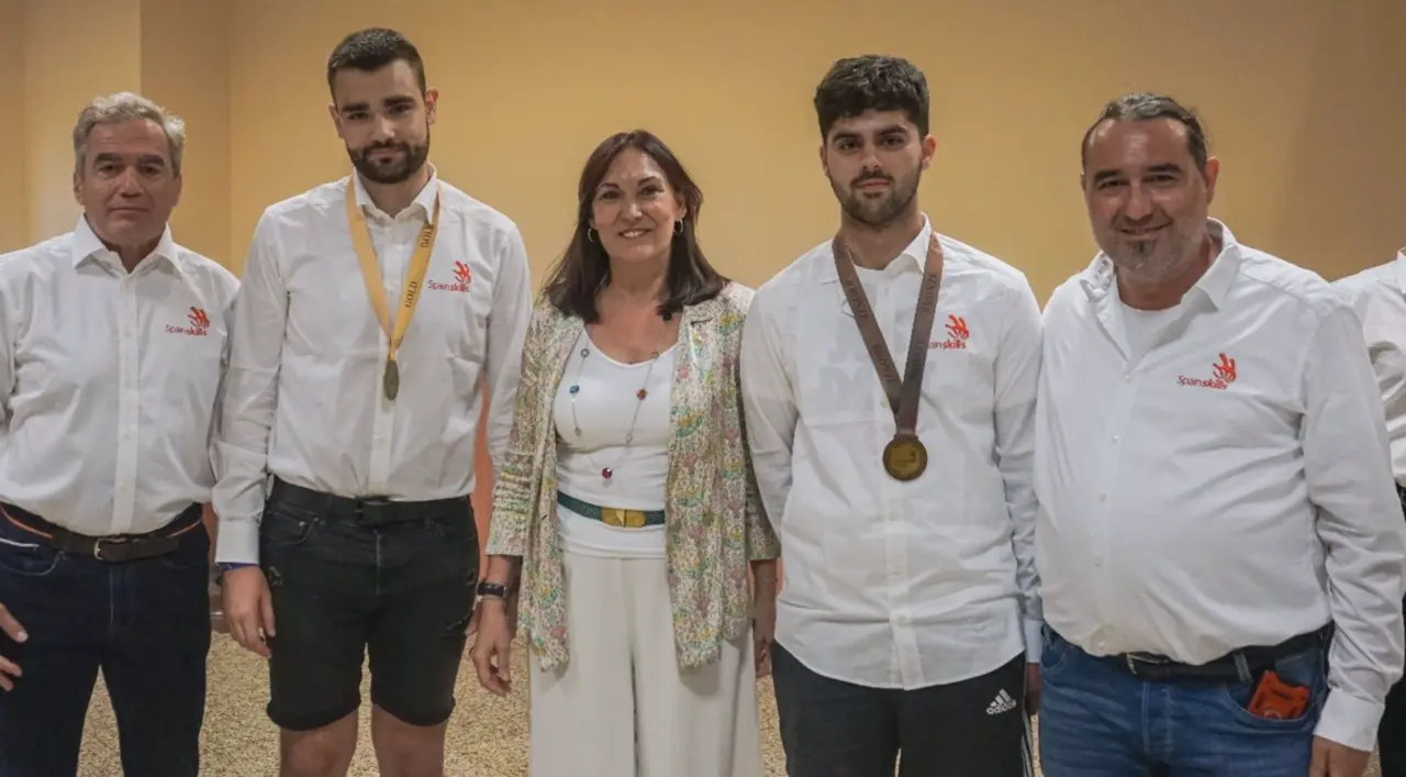  Garikoitz Mujika, procedente del Pa&iacute;s Vasco, ha logrado la medalla de oro en las olimpiadas europeas de Formaci&oacute;n Profesional en la modalidad de Dise&ntilde;o mec&aacute;nico CAD, mientras que Mateo Rubao, procedente de Galicia, ha conseguido la de bronce en la modalidad Soldadura, seg&uacute;n ha informado el Ministerio de Educaci&oacute;n y Formaci&oacute;n Profesional.<br><br>La secretaria general de Formaci&oacute;n Profesional, Clara Sanz, ha recibido este lunes a la Selecci&oacute;n espa&ntilde;ola de Formaci&oacute;n Profesional a su llegada al aeropuerto Adolfo Su&aacute;rez Madrid-Bajaras, tras haber participado en la octava edici&oacute;n del campeonato europeo de FP 'Euroskills' 2023, celebrado del 6 al 8 de septiembre en la ciudad de Gdansk (Polonia).<br><br>"Los que trabajamos de una u otra forma en esta materia nos sentimos muy orgullosos de vosotros y vosotras por todo lo que hab&eacute;is conseguido. Todos y todas sois un ejemplo de la calidad y la excelencia de la Formaci&oacute;n Profesional de nuestro pa&iacute;s", ha asegurado Sanz.<br><br>El equipo espa&ntilde;ol, formado por 30 estudiantes y reci&eacute;n titulados en Formaci&oacute;n Profesional, son los actuales campeones de la cita espa&ntilde;ola 'Spainskills' 2022, organizada por el Ministerio de Educaci&oacute;n y Formaci&oacute;n Profesional.<br><br>Adem&aacute;s, la Selecci&oacute;n se ha hecho con ocho medallas de excelencia por la calidad de sus trabajos en esta competici&oacute;n bianual, tambi&eacute;n conocida como las olimpiadas europeas de la Formaci&oacute;n Profesional.<br><br>Se trata del mayor evento de Formaci&oacute;n Profesional y excelencia en habilidades de Europa, en el que alrededor de 600 j&oacute;venes menores de 25 a&ntilde;os y procedentes de 32 pa&iacute;ses han competido para convertirse en los mejores de su especialidad.<br><br>Los competidores han participado en 43 modalidades diferentes como la de Dise&ntilde;o mec&aacute;nico CAD, CNC fresado, Soldadura, Animaci&oacute;n 3D, Fontaner&iacute;a y calefacci&oacute;n, Electr&oacute;nica, Desarrollo web, Instalaciones el&eacute;ctricas, Carpinter&iacute;a, Peluquer&iacute;a, Cocina o Servicio de restaurante y bar, entre otras.<br><br>La idea de este tipo de campeonatos surgi&oacute; en Espa&ntilde;a, donde se celebr&oacute; en 1950 el primer concurso internacional de Formaci&oacute;n Profesional en el que participaron doce estudiantes de Portugal y del pa&iacute;s anfitri&oacute;n. 