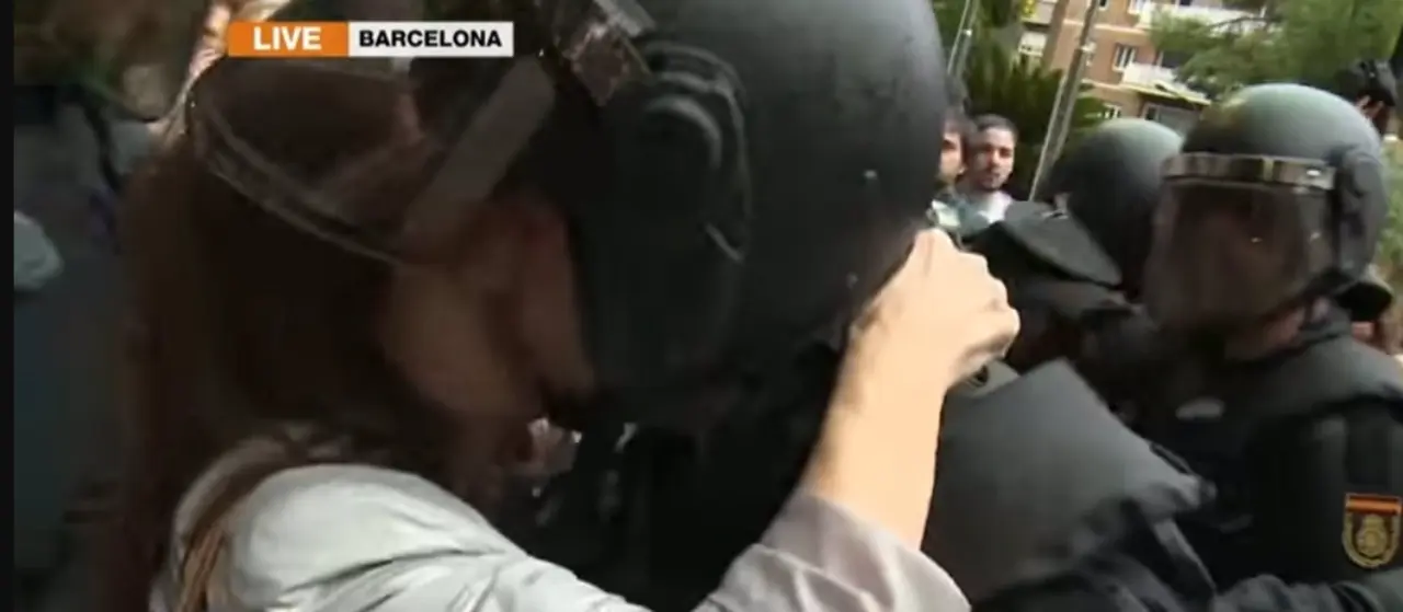  Un polic&iacute;a del 1-O denuncia el beso "repentino y no consentido" de una mujer durante el dispositivo contra el refer&eacute;ndum en 2017 - SUP 