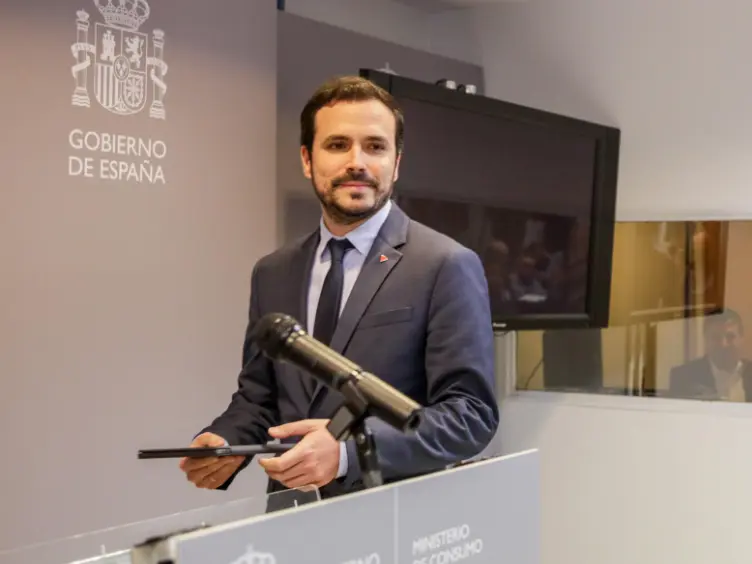  El ministro de Consumo, Alberto Garz&oacute;n, a su llegada a la rueda de prensa de presentaci&oacute;n del proyecto de Real Decreto de Comunicaciones Comerciales de las Actividades del Juego, en Madrid (Espa&ntilde;a), a 21 de febrero de 2020. - Ricardo Rubio - Europa Press - Archivo 