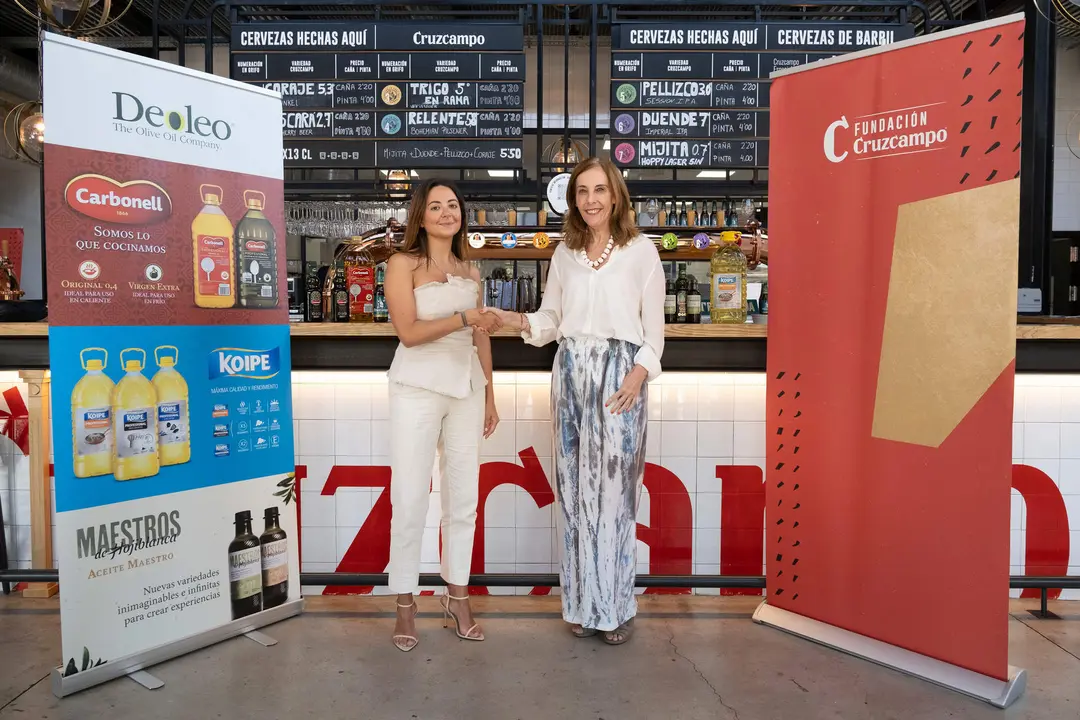  Macarena Mart&iacute;nez Escribano (izq), directora nacional de ventas de HORECA en Deoleo, y Regla Bejarano (dcha), directora de la Fundaci&oacute;n Cruzcampo, durante la firma del acuerdo 