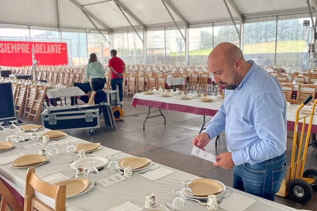  El secretario de Organizaci&oacute;n del PSdeG, Jos&eacute; Manuel Lage, supervisa los preparativos de la XII Festa Socialista de Galicia 