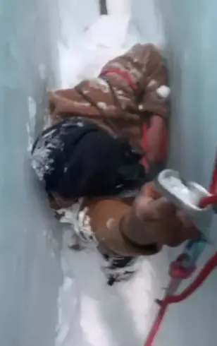  Hombre atrapado en una grieta del Everest, captura del v&iacute;deo de Instagram 