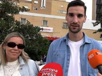  Sergio Rico junto a Alba Silva, tras conocer los resultados de su revisi&oacute;n m&eacute;dica 