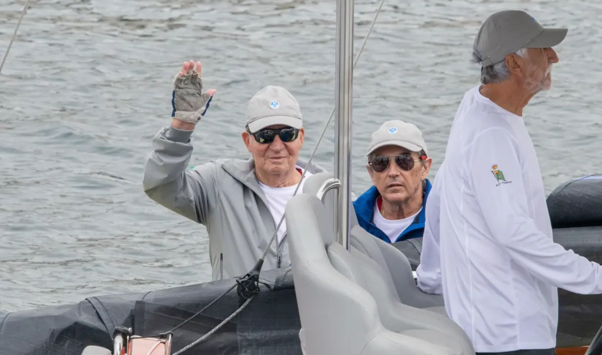  Juan Carlos I llega al puerto deportivo de Sanxenxo para salir a navegar a bordo del 'Brib&oacute;n' 