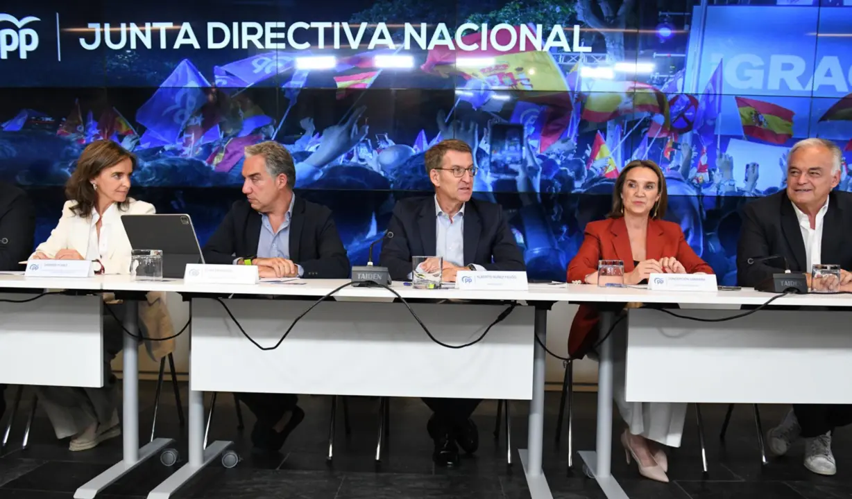  Archivo - (I-D) La vicesecretar&iacute;a de Pol&iacute;ticas Sociales y Reto Demogr&aacute;fico, Carmen Funez; el coordinador general del PP, El&iacute;as Bendodo; el presidente del Partido Popular y candidato a la presidencia del Gobierno, Alberto N&uacute;&ntilde;ez Feij&oacute;o; la secretaria genera - Fernando S&aacute;nchez - Europa Press - Archivo 