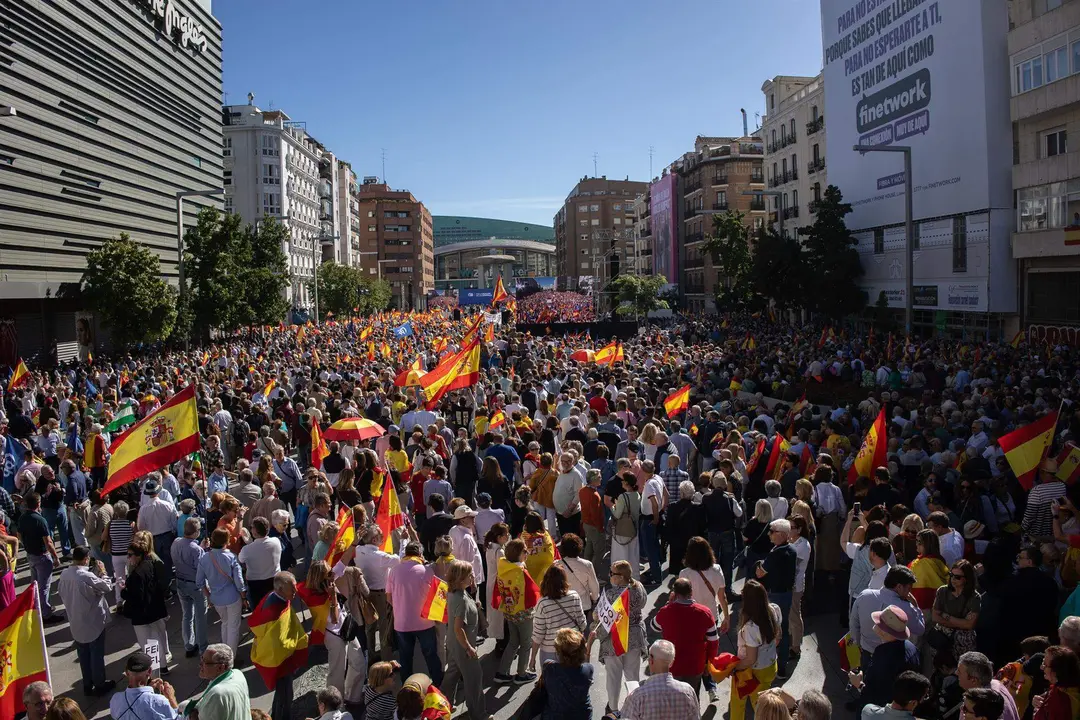  Multitud de simpatizantes protestan contra la amnist&iacute;a en el barrio de Salamanca, Madrid 