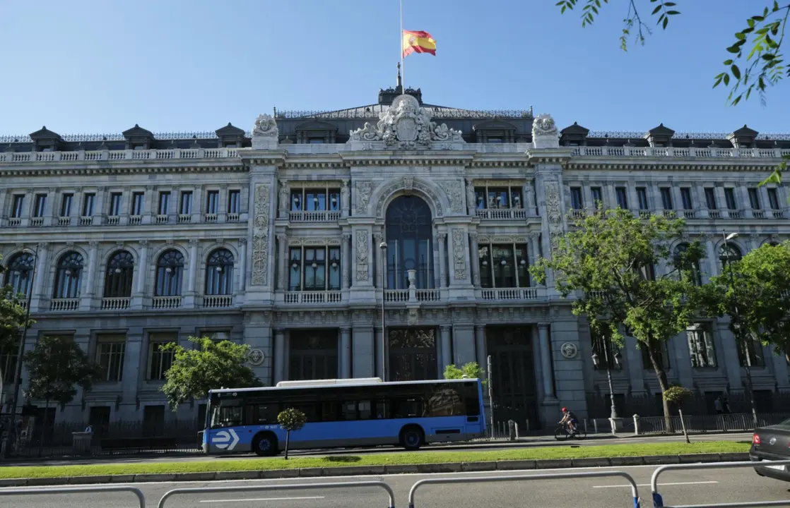  Archivo - Bandera de Espa&ntilde;a a media asta en la sede del Banco de Espa&ntilde;a. - Jes&uacute;s Hell&iacute;n - Europa Press - Archivo 
