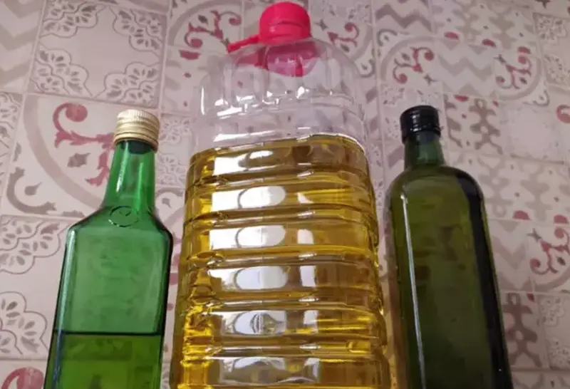  Archivo - Aceite de oliva envasado en garrafa de pl&aacute;tico y botellas de v&iacute;drio.<br>- EUROPA PRESS - Archivo 