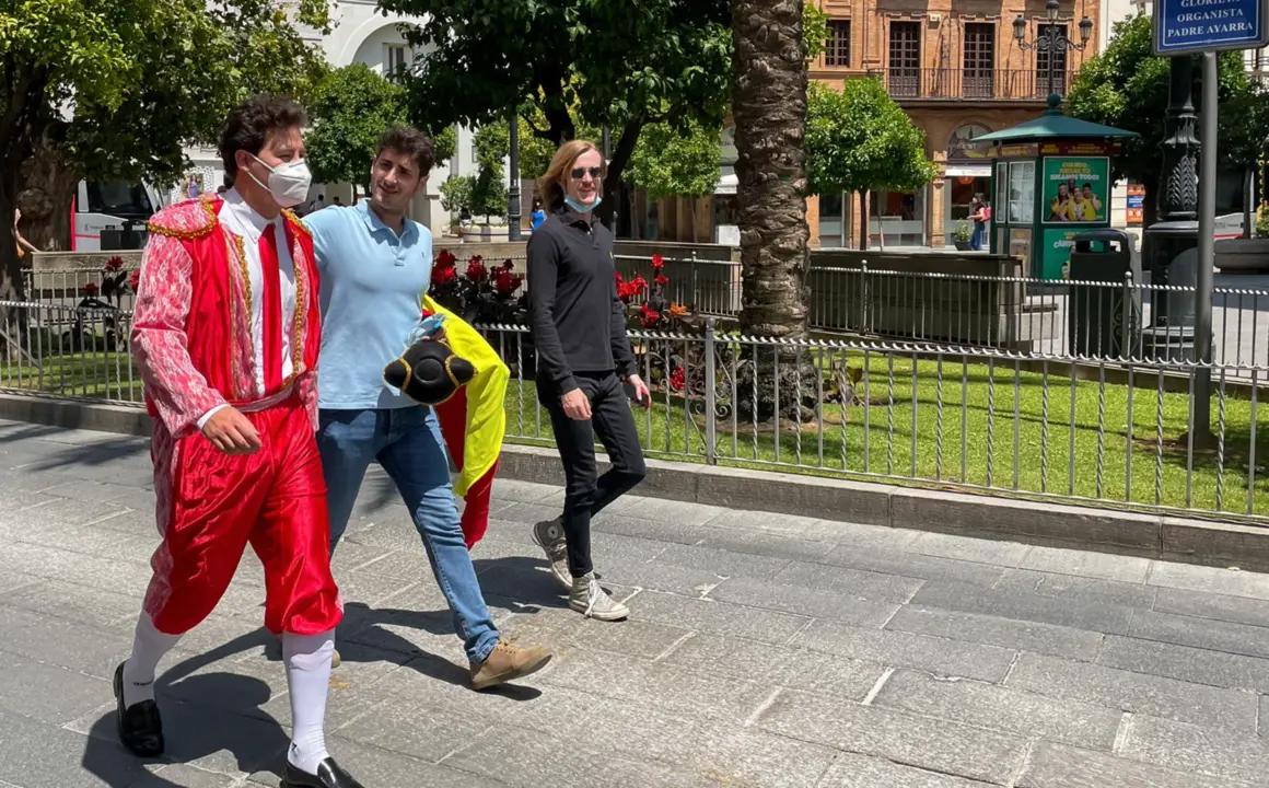  Archivo - Dos j&oacute;venes, ataviados con la vestimenta de las despedidas de soltero, en una foto de archivo. - Eduardo Briones - Europa Press - Archivo 