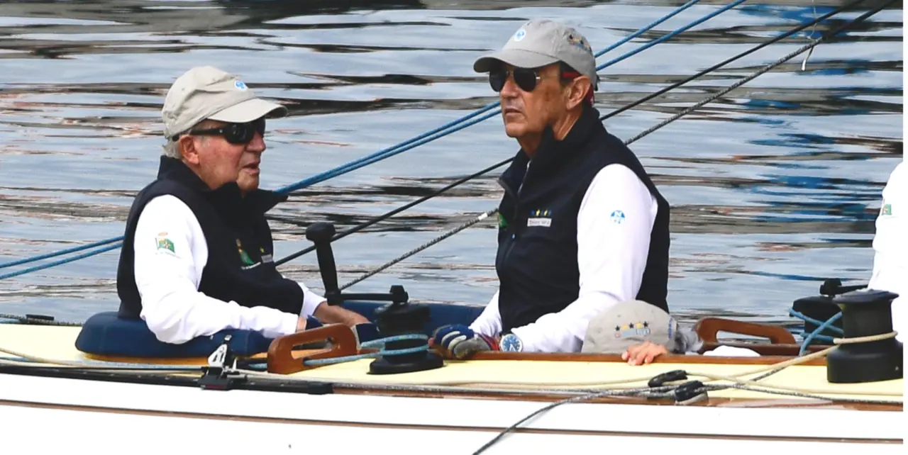 El Rey Juan Carlos y Pedro Campos embarcados en 'El Brib&oacute;n', a 27 de septiembre de 2023, en Sanxenxo (Espa&ntilde;a). - &Oacute;scar Ortiz - Europa Press 