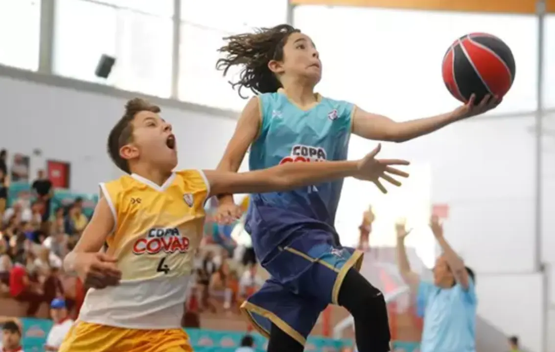  Archivo - Ni&ntilde;os jugando a baloncesto.<br>- COPA COVAP - Archivo 