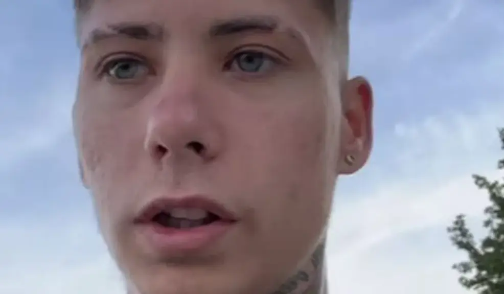  El joven Nano al recibir la noticia 