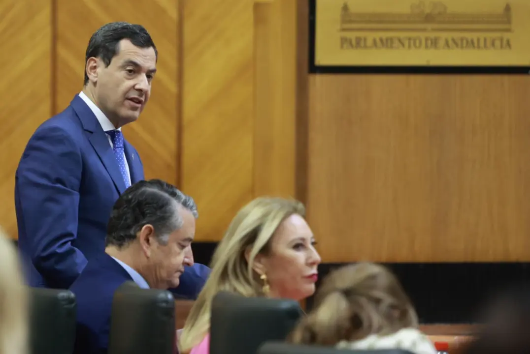  El presidente de la Junta de Andaluc&iacute;a, Juanma Moreno, este jueves en el Pleno del Parlamento de Andaluc&iacute;a. - ROC&Iacute;O RUZ/EUROPA PRESS 