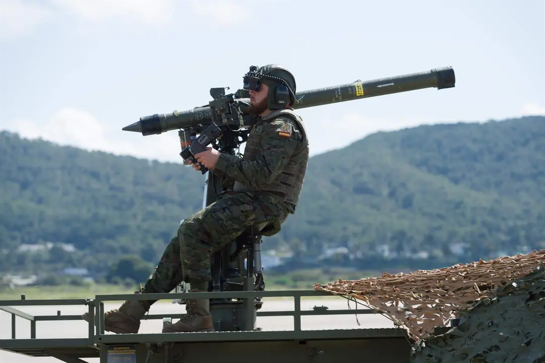  Soldado manejando un misil antia&eacute;reo 