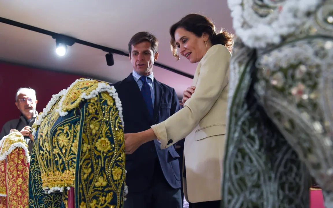  La presidenta de la Comunidad de Madrid, Isabel D&iacute;az Ayuso, y el torero El Juli durante la inauguraci&oacute;n de una exposici&oacute;n monogr&aacute;fica 'El Juli' que le rinde homenaje, en la Plaza de Toros de Las Ventas, a 20 de septiembre de 2023, en Madrid (Espa&ntilde;a). - Gustavo Valiente - Europa Press 