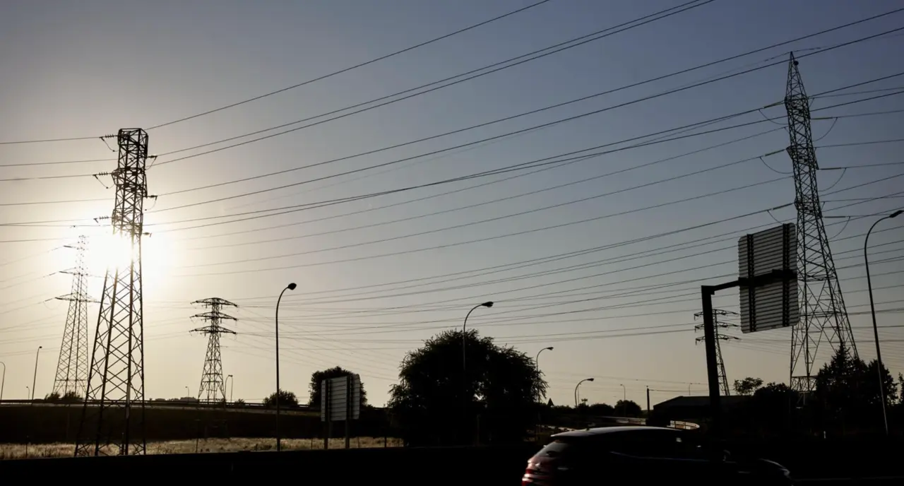  Archivo - Vista de una torre de alta tensi&oacute;n, a 23 de agosto de 2023, en Madrid (Espa&ntilde;a). - Jes&uacute;s Hell&iacute;n - Europa Press - Archivo 