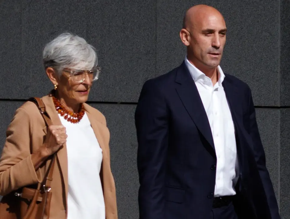  El expresidente de la Real Federaci&oacute;n Espa&ntilde;ola de F&uacute;tbol (RFEF), Luis Rubiales y su abogada, Olga Tubau, a su llegada a declarar en la Audiencia Nacional - EDUARDO PARRA / EUROPA PRESS 