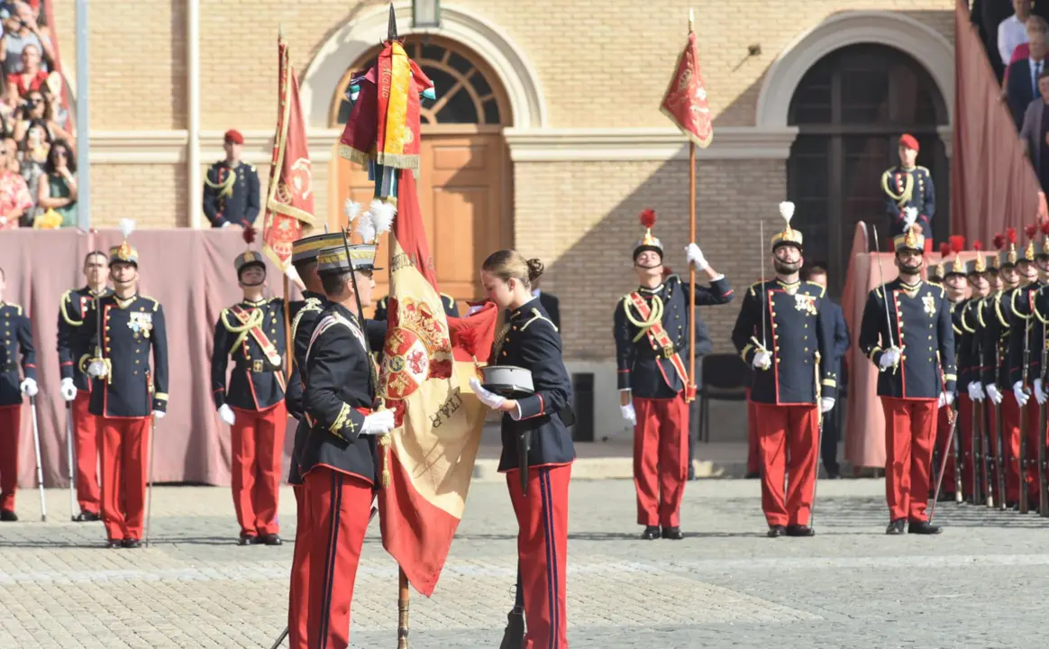  La princesa Leonor besa la Bandera durante el acto de Jura de Bandera, en la Academia General Militar, a 7 de octubre de 2023, en Zaragoza, Arag&oacute;n (Espa&ntilde;a). - Ram&oacute;n Comet - Europa Press 