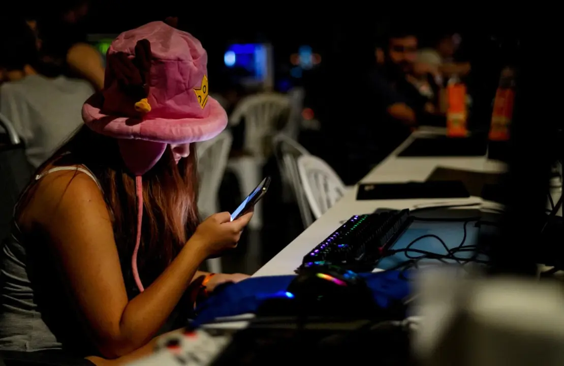  Archivo - Una joven usa un tel&eacute;fono m&oacute;vil durante la inauguraci&oacute;n del festival DreamHack Valencia 2023, en la Feria Valencia, a 7 de julio de 2023, en Valencia, Comunidad Valenciana (Espa&ntilde;a). DreamHack Valencia, el mayor festival de videojuegos y ocio dig - Eduardo Manzana - Europa Press - Archivo 