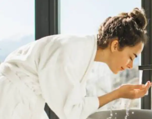  Mujer lav&aacute;ndose la cara. 