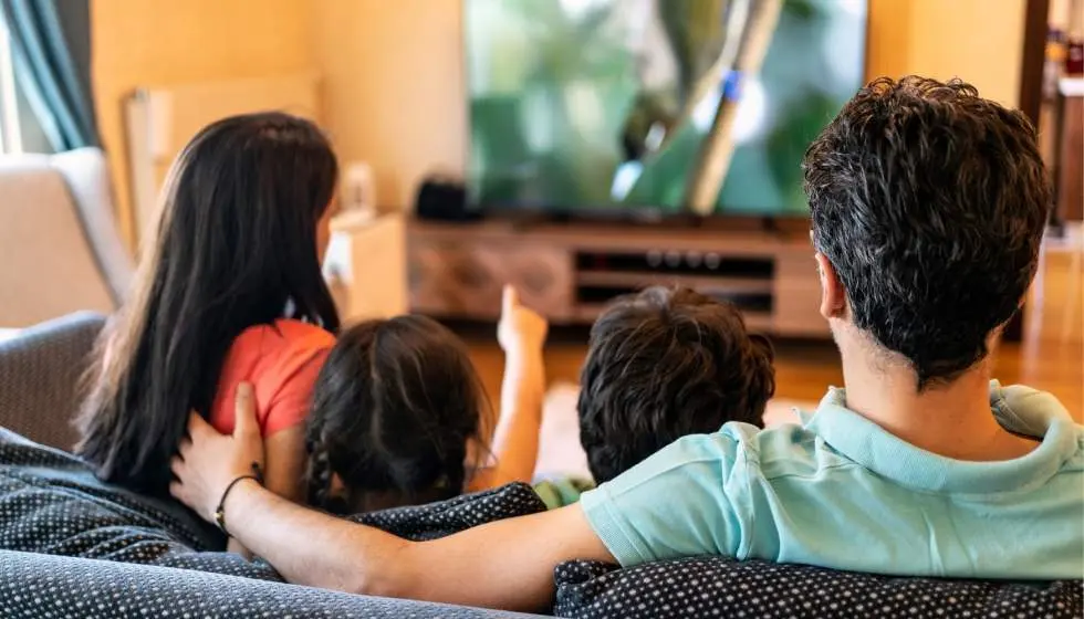  Familia viendo la televisi&oacute;n 