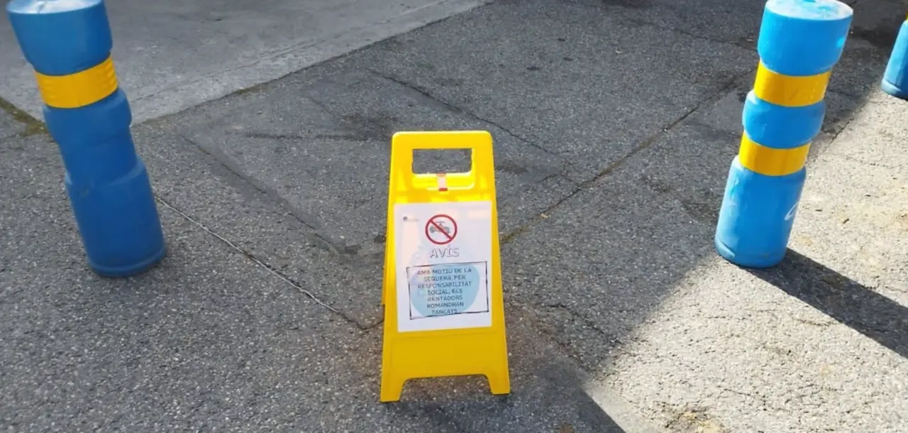  Un cartel informa que el lavador de veh&iacute;culos de una gasolinera de la Massana est&aacute; cerrado - MERITXELL PRAT 