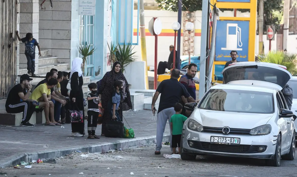  Gazac&iacute;es abandonan el norte de Gaza - Mohammed Talatene/dp 