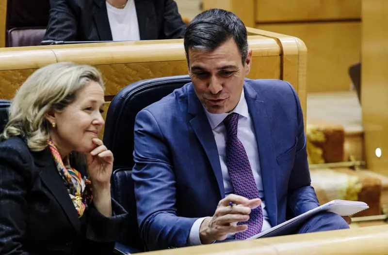  La vicepresidenta primera y ministra de Asuntos Econ&oacute;micos y Transformaci&oacute;n Digital, Nadia Calvi&ntilde;o, y el presidente del Gobierno, Pedro S&aacute;nchez, en un pleno del Senado, a 31 de enero de 2023, en Madrid (Espa&ntilde;a) 