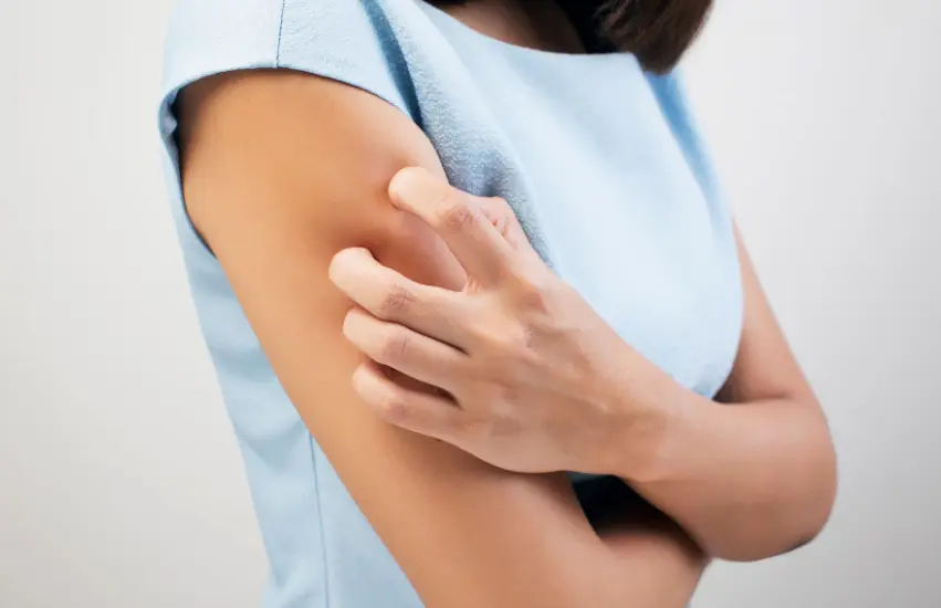  Persona rasc&aacute;ndose 