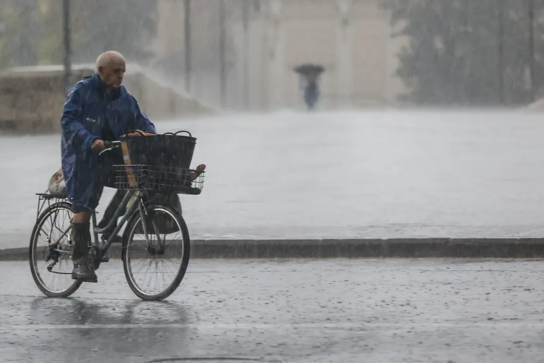  Archivo - Una persona en bicicleta bajo la lluvia, a 15 de septiembre de 2023, en Val&egrave;ncia, Comunidad Valenciana (Espa&ntilde;a). Las tormentas, en algunos casos de intensidad fuerte, est&aacute;n recorriendo durante las primeras horas de la ma&ntilde;ana de este viernes los - Rober Solsona - Europa Press - Archivo 