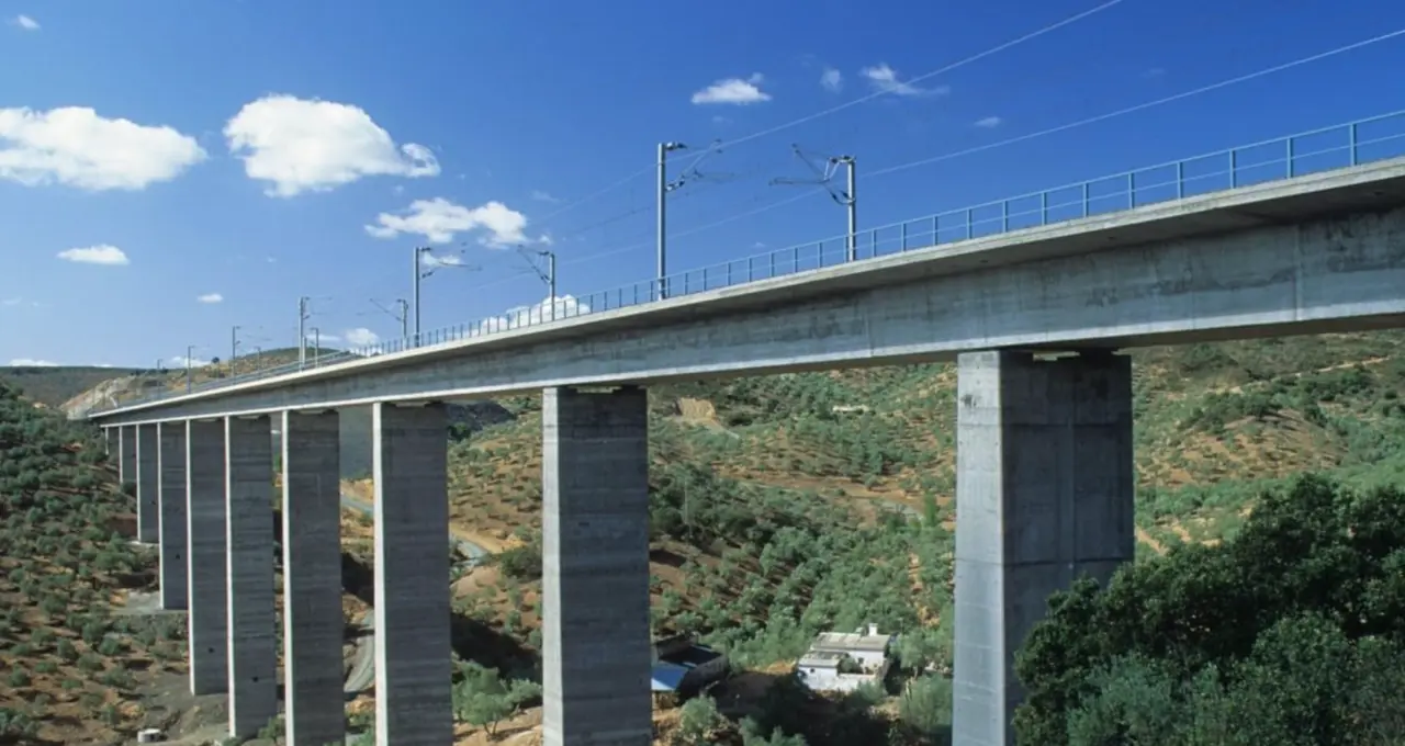  Viaducto de la l&iacute;nea de AVE Sevilla-Madrid a su paso por la provincia de C&oacute;rdoba. - ADIF 