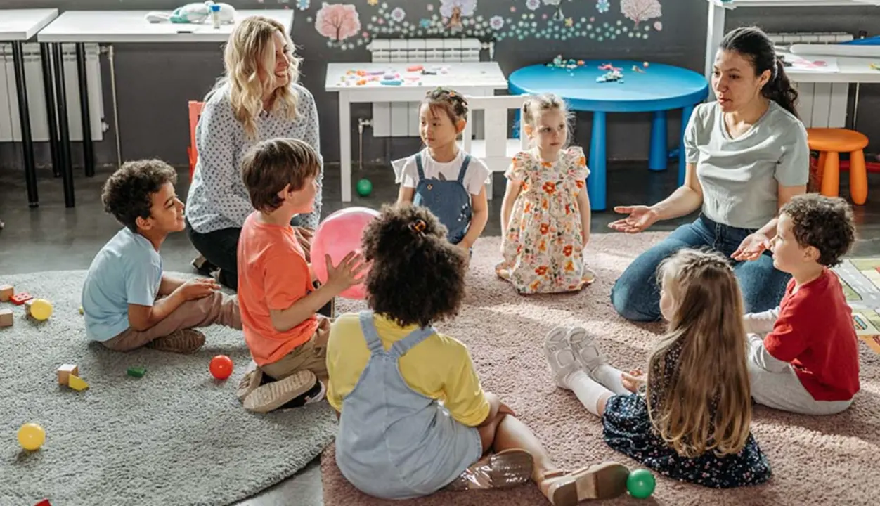  Alumnos con dos profesoras realizando una actividad en clase. 