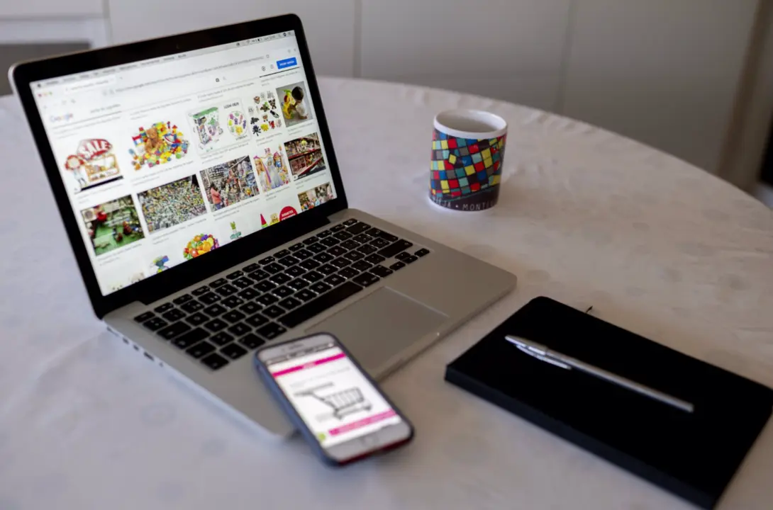  Archivo - Una persona compra con su tel&eacute;fono m&oacute;vil y ordenador. - Alberto Ortega - Europa Press - Archivo 