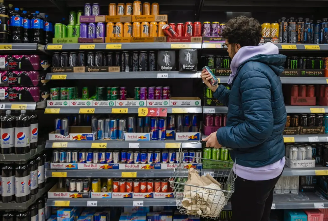  Archivo - Un joven mira la secci&oacute;n de bebidas energ&eacute;ticas en el supermercado. - SOLSTOCK - Archivo 