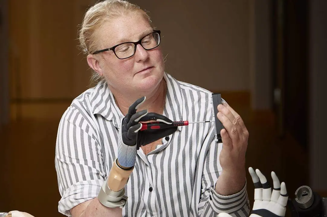  Karin usando un destornillador con el brazo bi&oacute;nico 