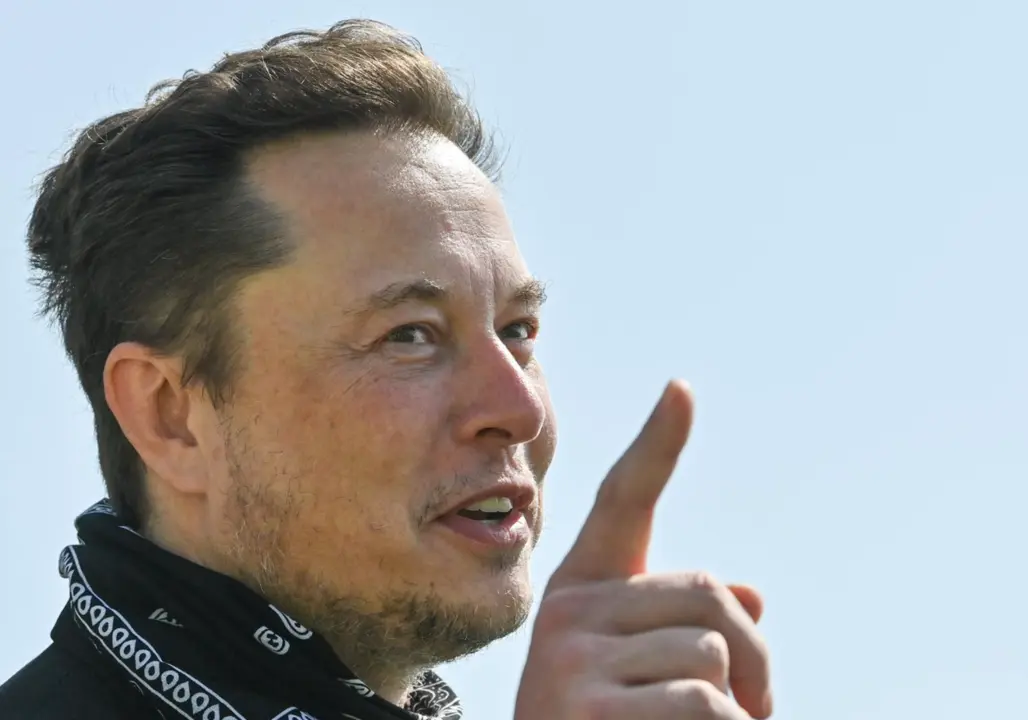  Archivo - FILED - 13 August 2021, Brandenburg, Gruenheide: Elon Musk, Tesla CEO, speaks during his visit to the construction site of the Tesla Gigafactory. Musk on Thursday accused the Securities and Exchange Commission of undertaking a "harassment campai - Patrick Pleul/dpa-Zentralbild/PO - Archivo 