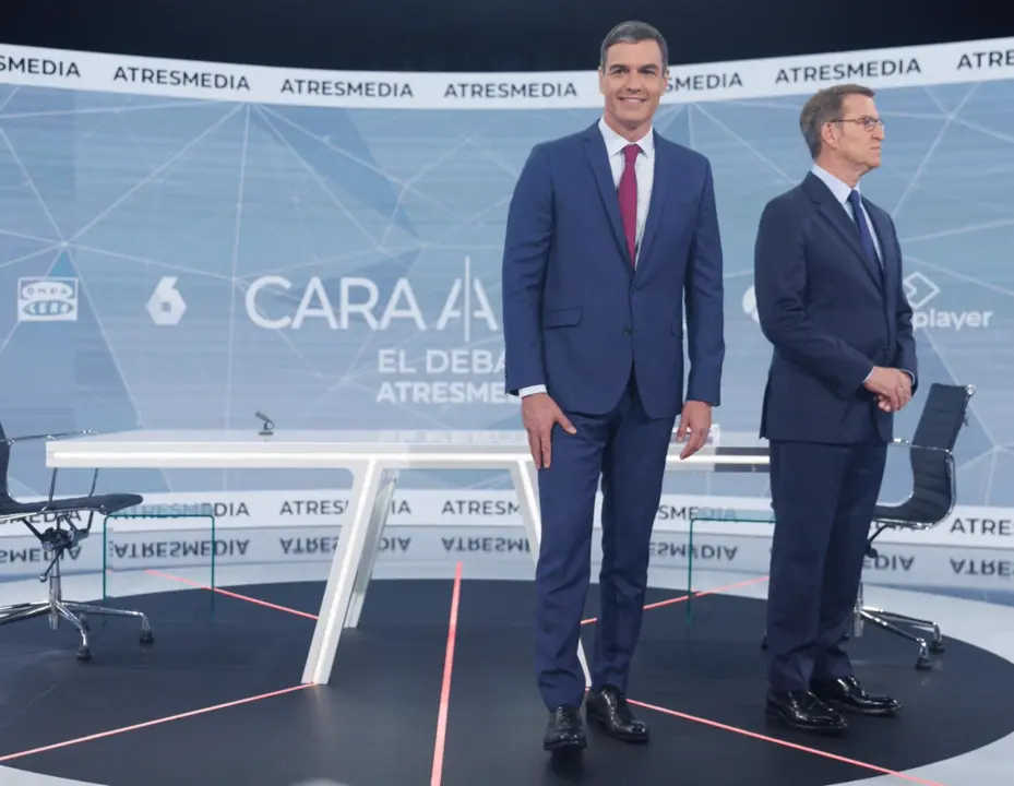  Archivo - El presidente del Gobierno y candidato del PSOE a la reelecci&oacute;n, Pedro S&aacute;nchez (i), y el candidato del PP a la presidencia, Alberto N&uacute;&ntilde;ez Feij&oacute;o (d), en el debate electoral de julo - Eduardo Parra - Europa Press - Archivo 