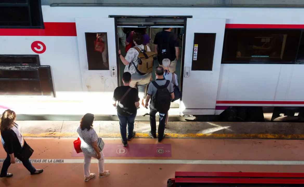  Varias personas a su entrada en un vag&oacute;n de tren en la estaci&oacute;n de Puerta de Atocha-Almudena Grandes, con motivo del inicio del puente del Pilar, a 11 de octubre de 2023, en Madrid (Espa&ntilde;a). - Gustavo Valiente - Europa Press 