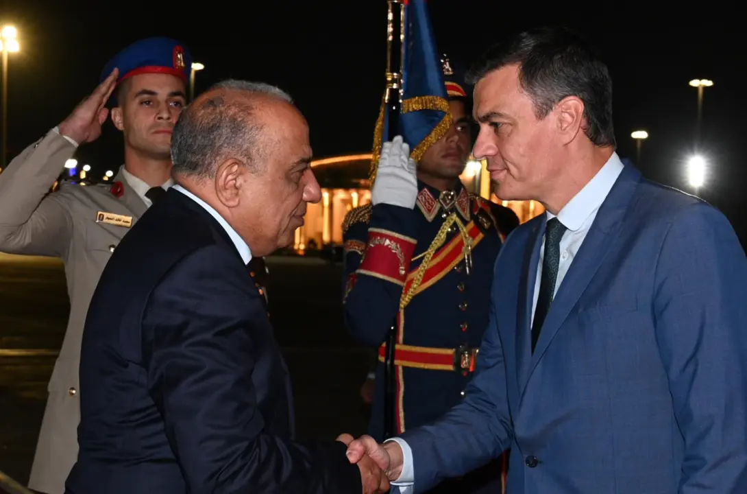  El presidente del Gobierno en funciones, Pedro S&aacute;nchez, ha llegado esta noche a El Cairo, donde ma&ntilde;ana tendr&aacute; lugar la Cumbre de El Cairo por La Paz, convocada por el presidente de la Rep&uacute;blica de Egipto, Abdel Fattah al Sisi. - MONCLOA 