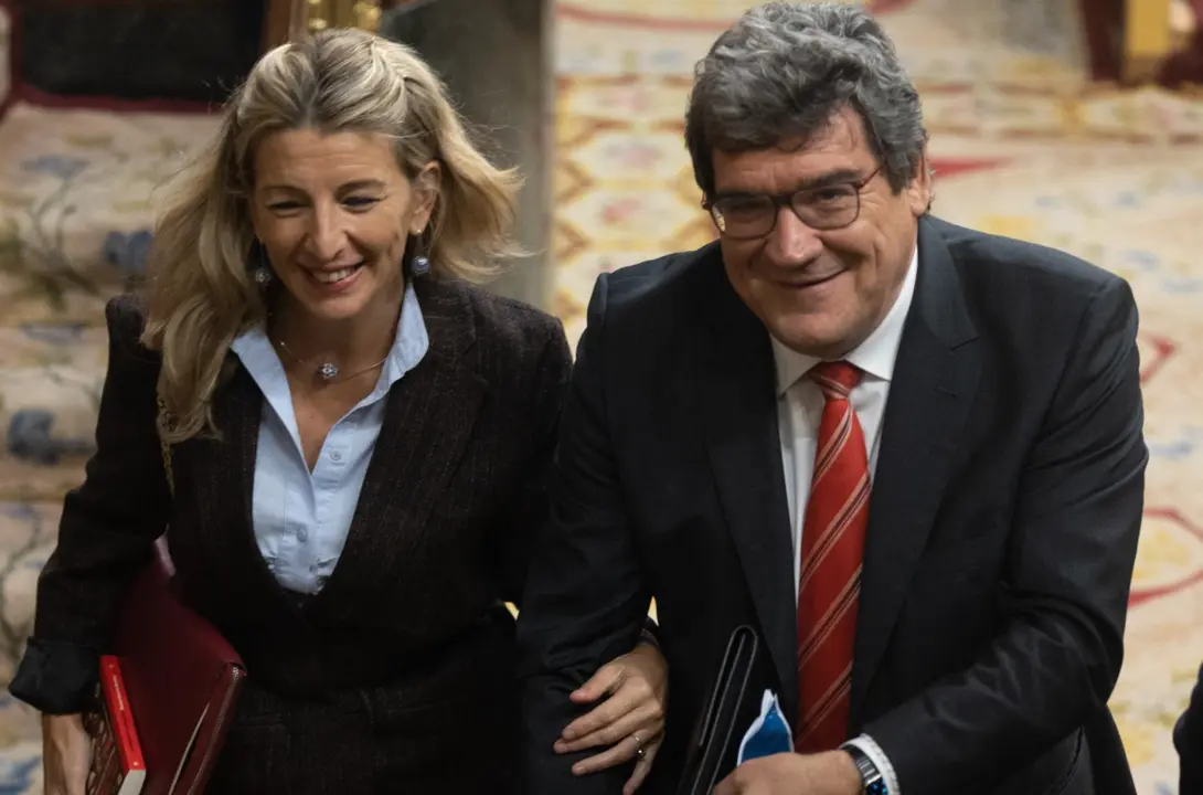  Archivo - La vicepresidenta segunda y ministra de Trabajo y Econom&iacute;a Social, Yolanda D&iacute;az y el ministro de Inclusi&oacute;n, Seguridad Social y Migraciones, Jos&eacute; Luis Escriv&aacute;, durante una sesi&oacute;n plenaria, en el Congreso - Eduardo Parra - Europa Press - Archivo 