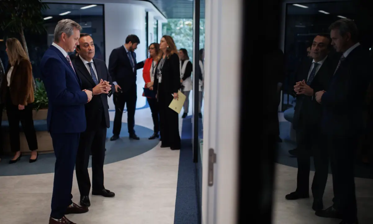  El ministro de Sanidad en funciones, Jos&eacute; Mi&ntilde;ones , visita junto al presidente de Cofares, Eduardo Pastor , la sede de la compa&ntilde;&iacute;a de distribuci&oacute;n farmac&eacute;utica COFARES. - Alejandro Mart&iacute;nez V&eacute;lez - Europa Press 