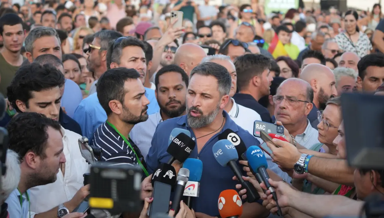  El l&iacute;der de Vox, Santiago Abascal, atiende a los medios durante un acto p&uacute;blico, en las Gradas Norte La Marina - Jorge Gil - Europa Press 