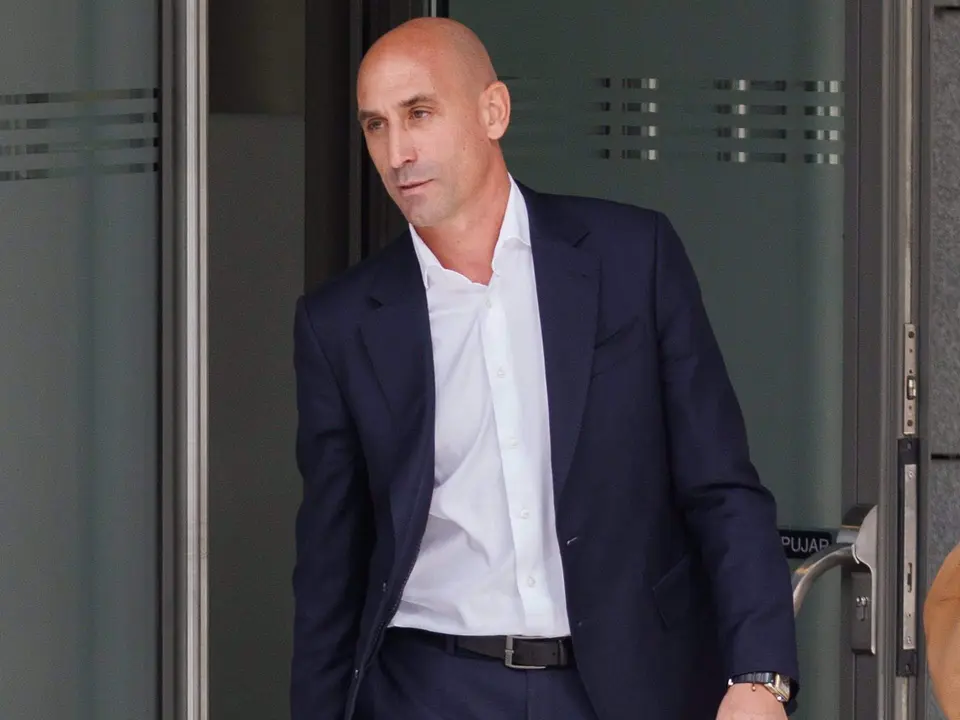 El expresidente de la Real Federaci&oacute;n Espa&ntilde;ola de F&uacute;tbol (RFEF), Luis Rubiales, sale de declarar en la Audiencia Nacional, a 15 de septiembre de 2023, en Madrid (Espa&ntilde;a). El juez de la Audiencia Nacional Francisco de Jorge interroga hoy al expresidente de la Real Federaci&oacute;n Espa&ntilde;ola de F&uacute;tbol (RFEF), Luis Rubiales, como imputado por el beso en la boca que propin&oacute; a la jugadora de la selecci&oacute;n Jenni Hermoso en la entrega de trofeos del Mundial en Sidney (Australia). Fue este lunes, 11 de septiembre, cuando el juez admiti&oacute; la querella presentada por la Fiscal&iacute;a por los delitos de agresi&oacute;n sexual y coacciones contra Rubiales 