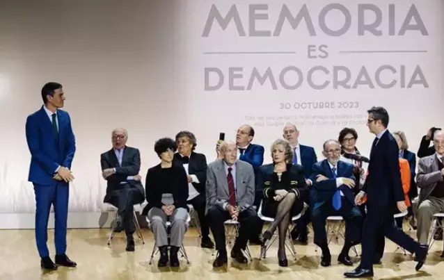  S&aacute;nchez rechaza que la Ley de Memoria sea "sect&aacute;rea" y dice que habr&aacute; m&aacute;s exhumaciones y nacionalizaciones de exiliados<br><br><br>El Gobierno reconoce oficialmente la condici&oacute;n de v&iacute;ctimas de una treintena de personas<br><br>Leer m&aacute;s: https://www.europapress.es/nacional/noticia-sanchez-rechaza-ley-memoria-sea-sectarea-dice-habra-mas-exhumaciones-nacionalizaciones-exiliados-20231030144222.html<br><br>(c) 2023 Europa Press. Est&aacute; expresamente prohibida la redistribuci&oacute;n y la redifusi&oacute;n de este contenido sin su previo y expreso consentimiento. 