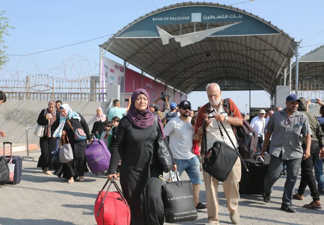  Varias personas se preparan para salir de la Franja de Gaza hacia Egipto a trav&eacute;s del cruce de Rafah, en el sur de la Franja, el 1 de noviembre de 2023. - Europa Press/Contacto/Khaled Omar 