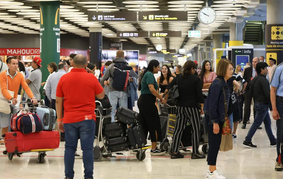  Varias personas con maletas en el Aeropuerto Adolfo Su&aacute;rez-Madrid Barajas 